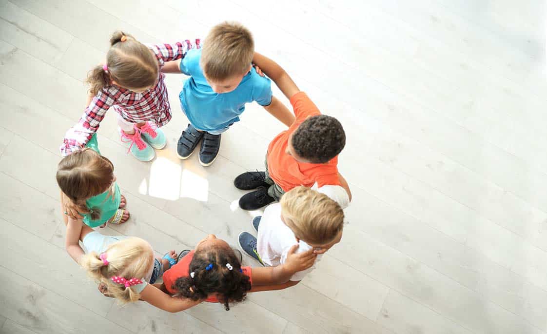 Foto de un Grupo de niños se abrazan