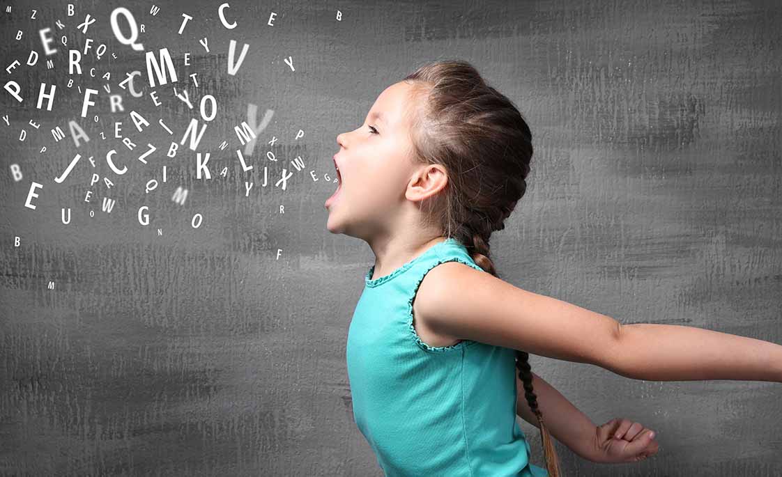 Collage. Foto de una niña con la boca abierta y letras de diferentes tamaños sales de ella