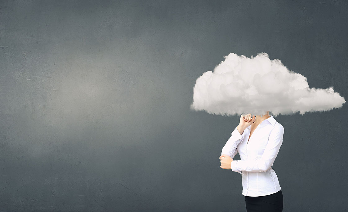 Collage de una mujer pensativa con una nube superpuesta en la cabeza