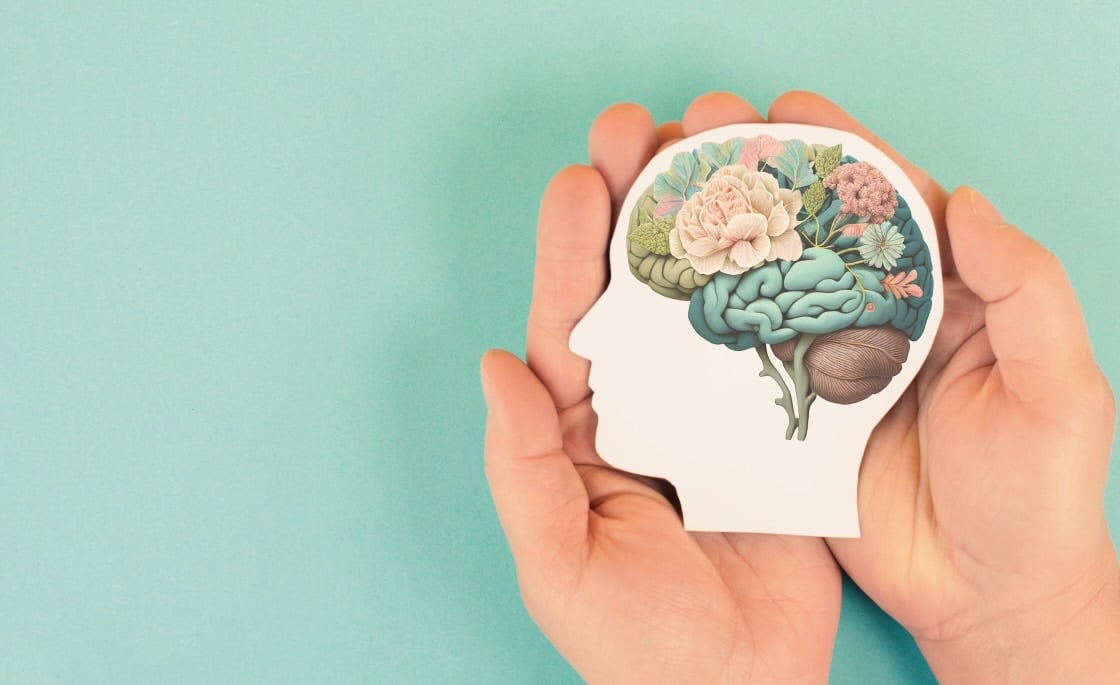 manos sujetando un collage de flores en el cerebro