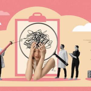 mujer con problemas de salud mental y personas alrededor
