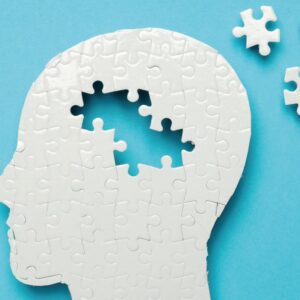 cabeza de una persona a la que le faltan piezas de puzzle del cerebro
