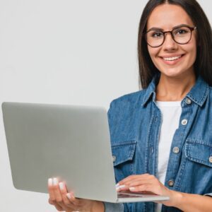 chica joven trabajando online