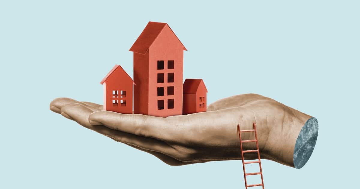 maqueta de una casa sobre una mano