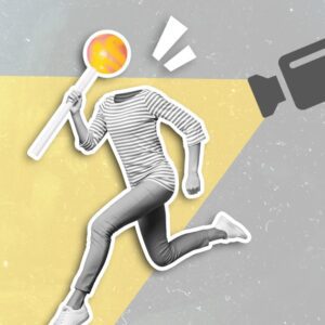 persona sale corriendo y detrás tiene una cámara de vigilancia