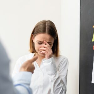 mujer acosada laboralmente