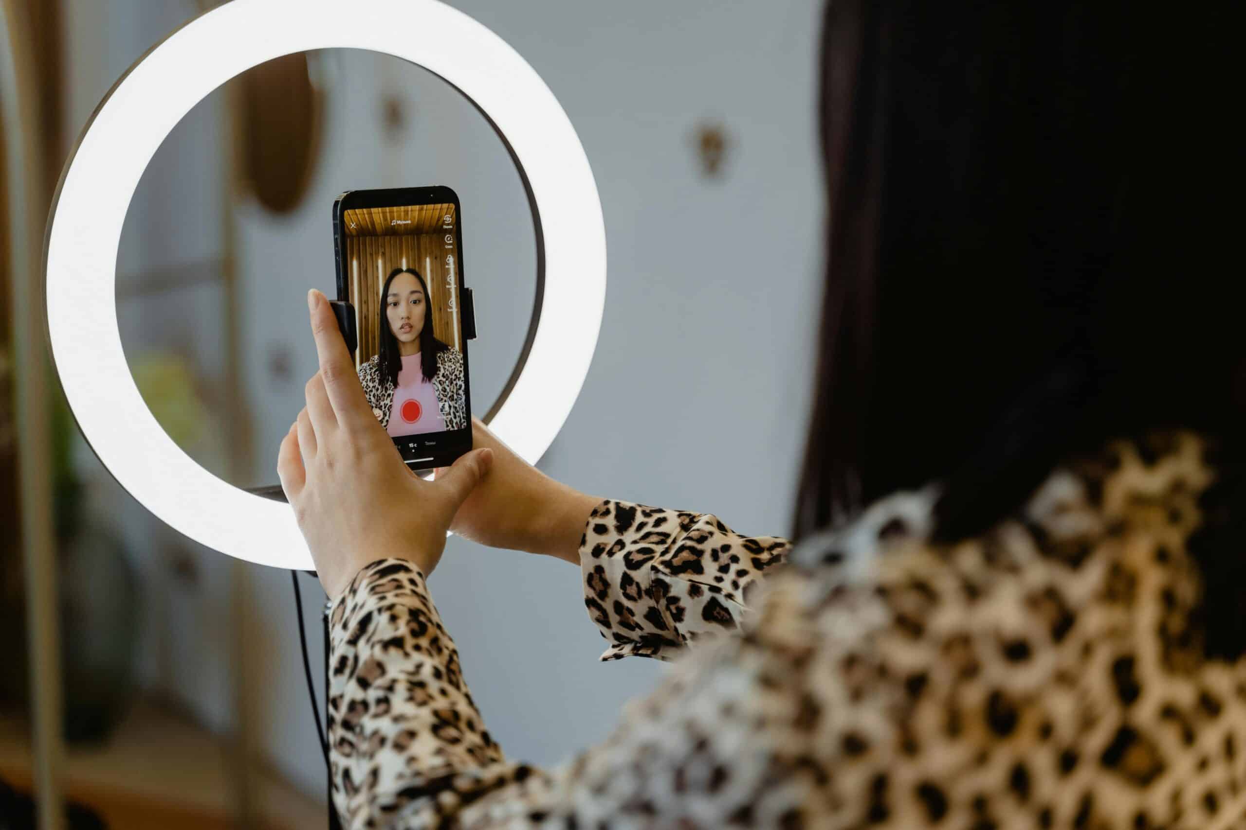 niña cambiando su foto con filtros