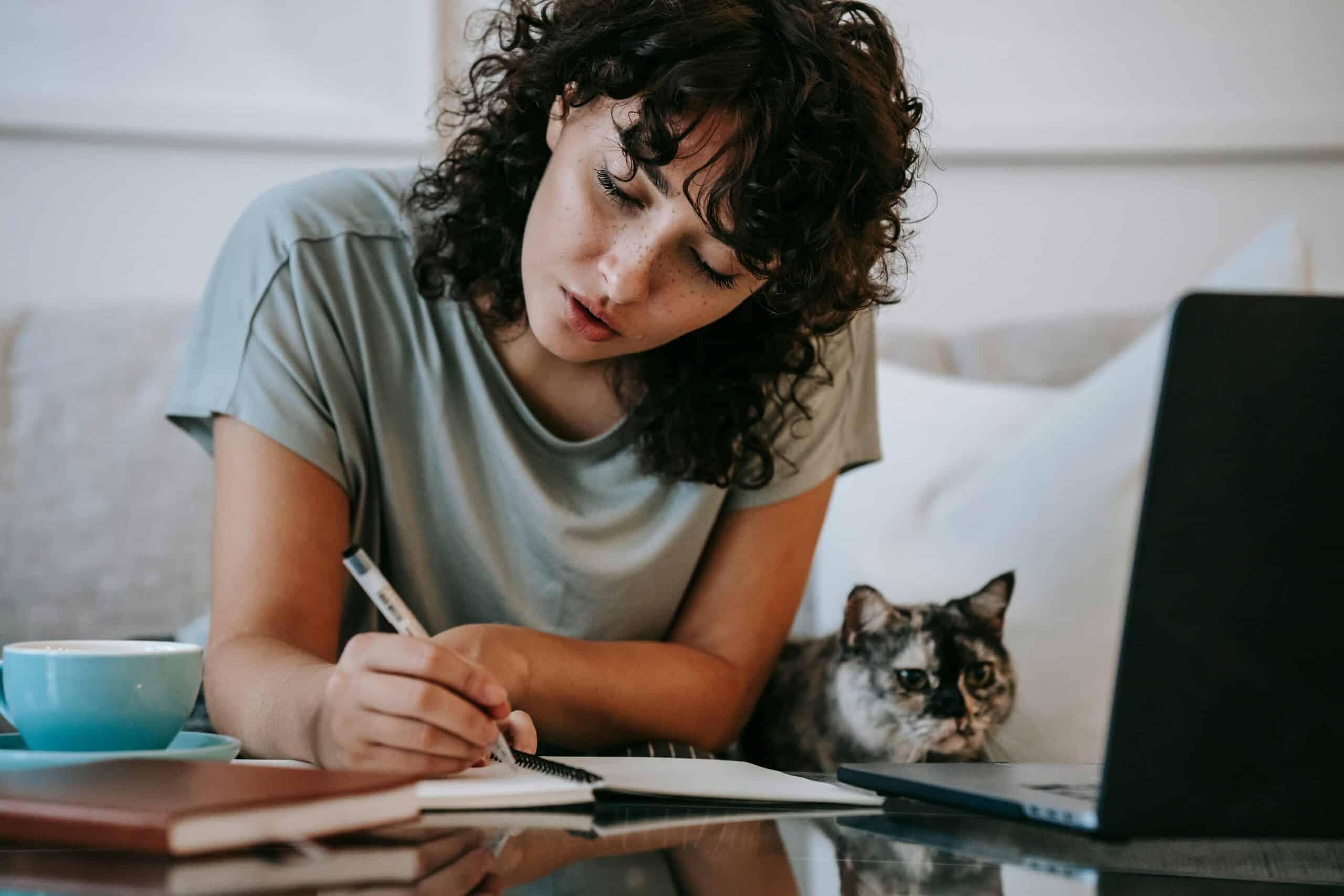 chica buscando empleo online